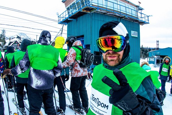 Около 100 сотрудников Холдинга «ТопПром» приняли участие в массовом спуске на лыжах и сноубордах с горы Зелёная в Шерегеше